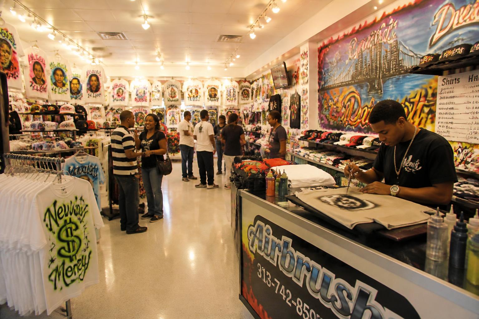 2009 in-line airbrush apparel store with customers